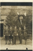 Policjanci z Sokolnik na tle posterunku lata 30-te