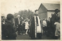 Ksiądz Skrzypiec podczas procesji