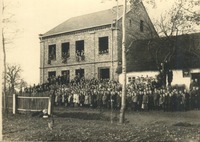 Budynek starej (po prawej XVIII w) i nowej szkoły w trakcie budowy lata 30-te.